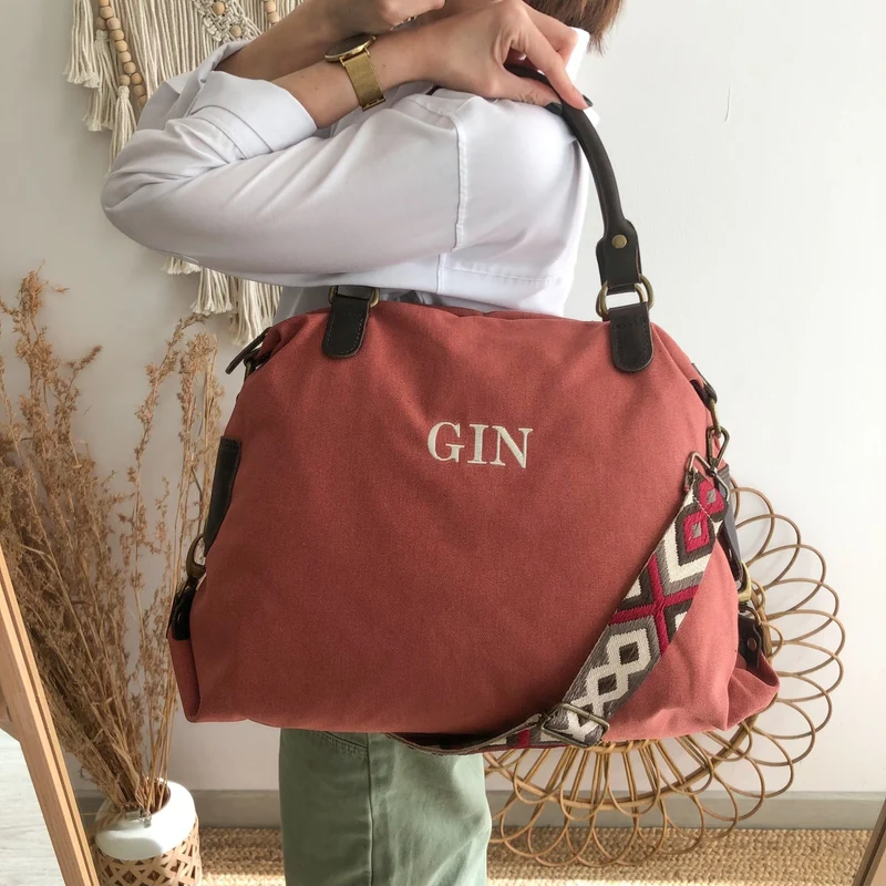 Bolso loneta y piel coral iniciales bordadas con correa étnica