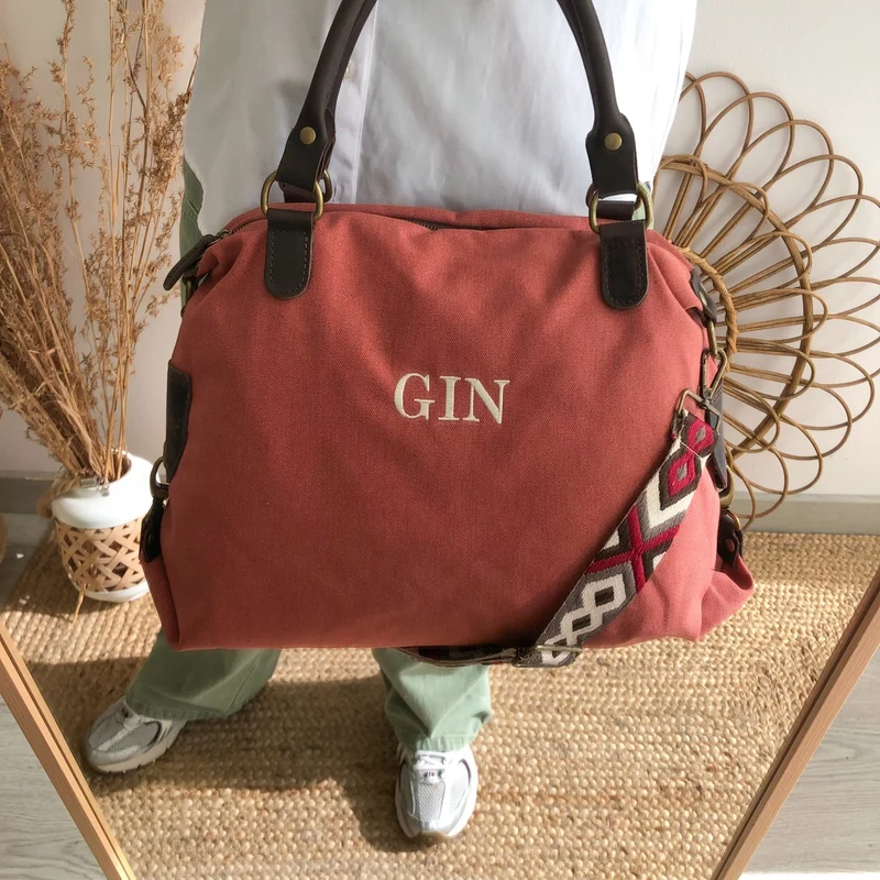 Bolso loneta y piel coral iniciales bordadas con correa étnica