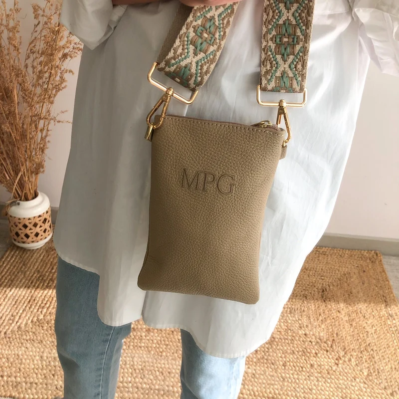 Porta móvil piel taupe iniciales bordadas