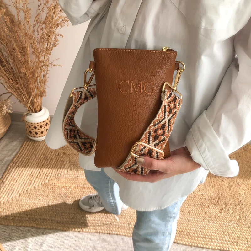Porta móvil piel camel iniciales bordadas