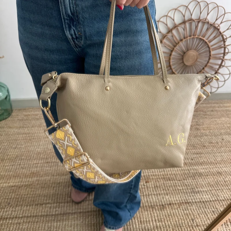 Bolso piel taupe iniciales bordadas
