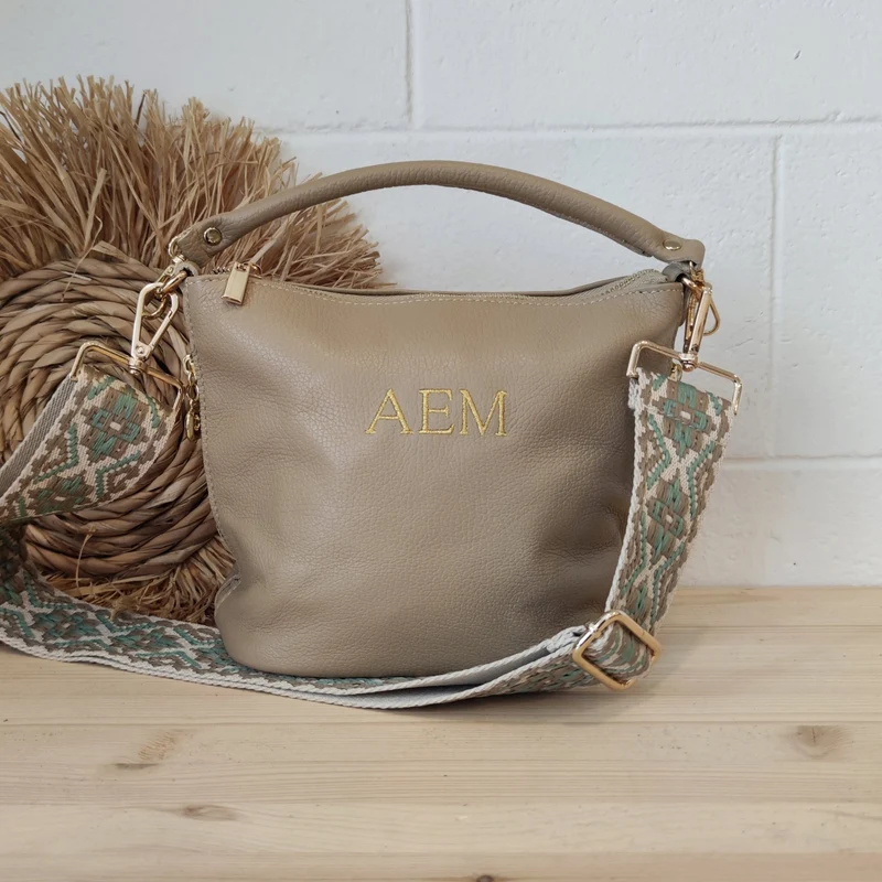 Bolso cremalleras piel taupe claro iniciales bordadas