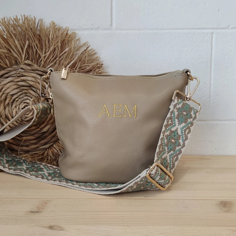 Bolso cremalleras piel taupe claro iniciales bordadas