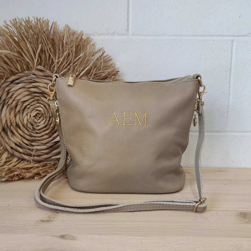 Bolso cremalleras piel taupe claro iniciales bordadas