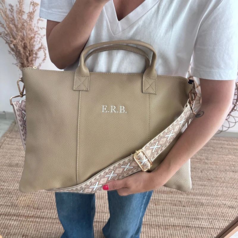 Bolso para portatil piel taupe iniciales bordadas