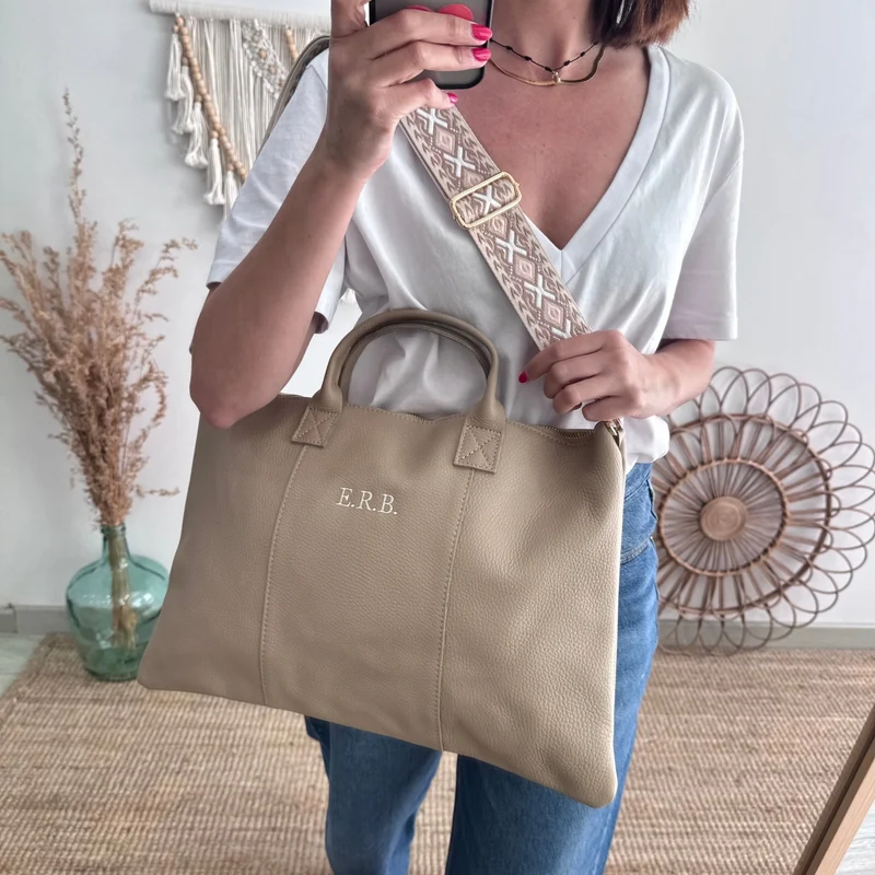 Bolso para portatil piel taupe iniciales bordadas