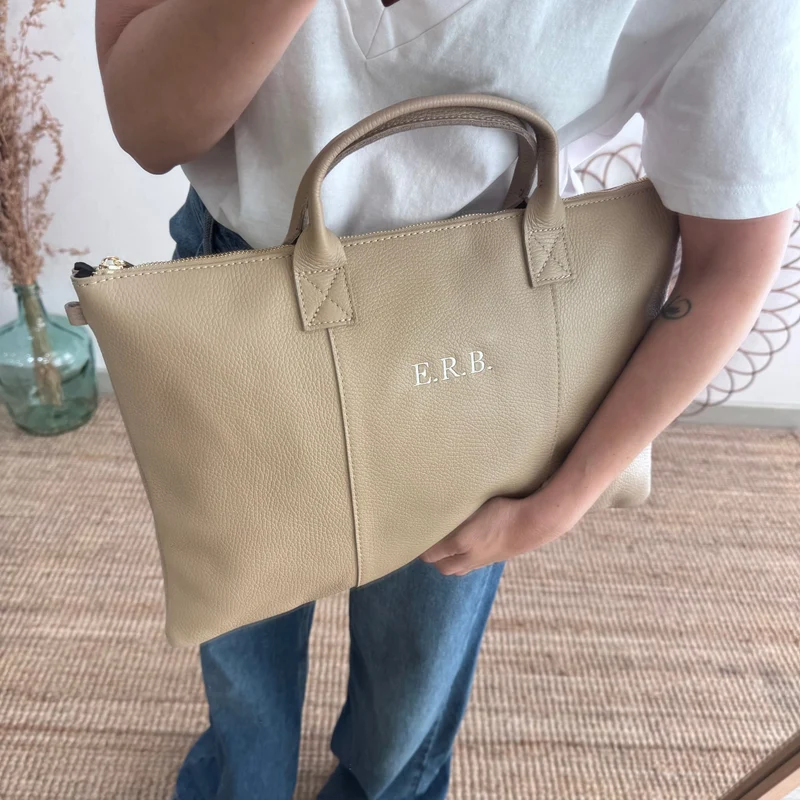 Bolso para portatil piel taupe iniciales bordadas