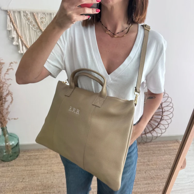 Bolso para portatil piel taupe iniciales bordadas