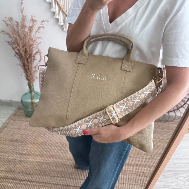 Bolso para portatil piel taupe iniciales bordadas