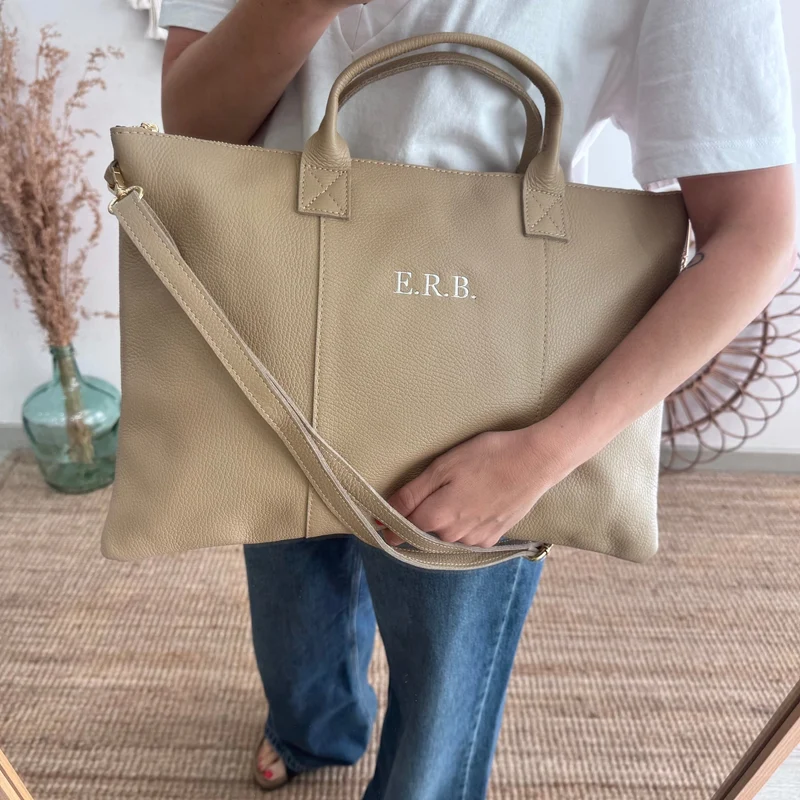 Bolso para portatil piel taupe iniciales bordadas