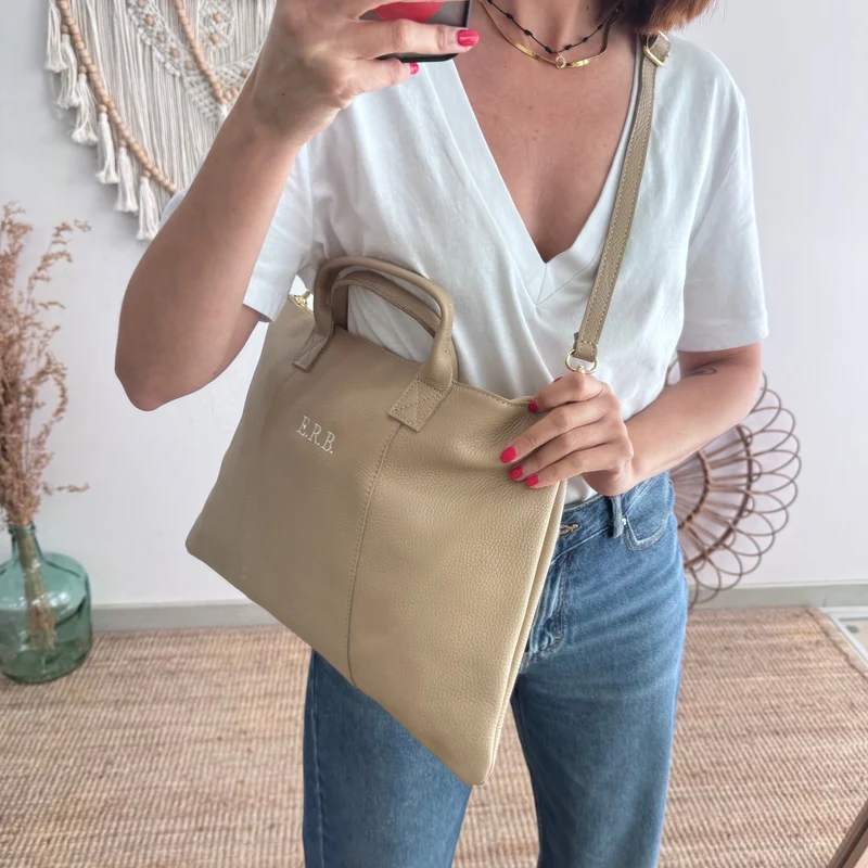 Bolso para portatil piel taupe iniciales bordadas