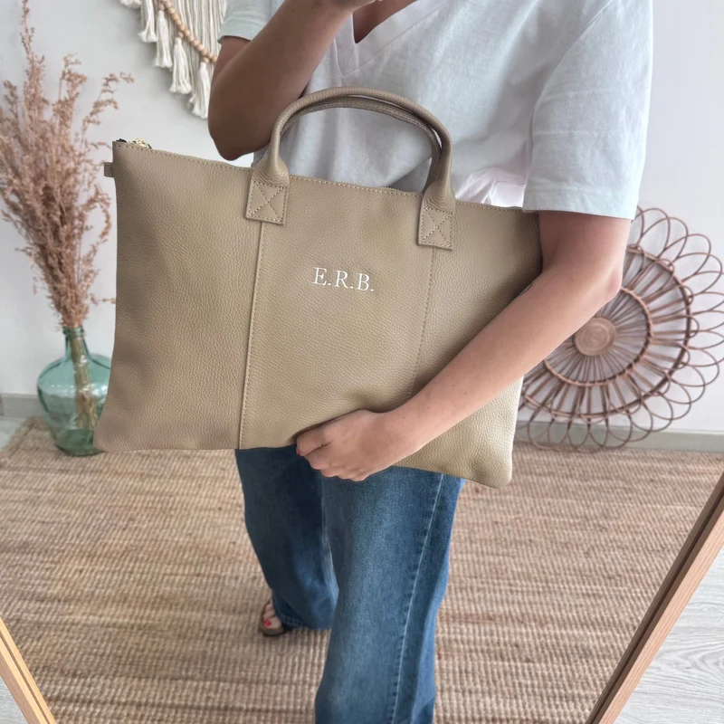 Bolso para portatil piel taupe iniciales bordadas