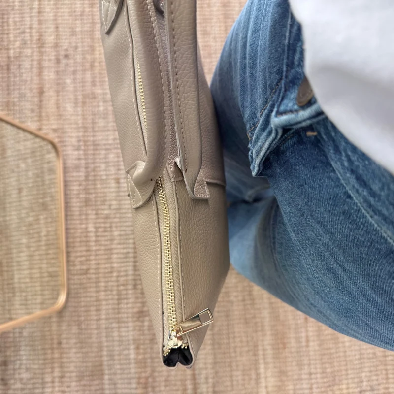 Bolso para portatil piel taupe iniciales bordadas