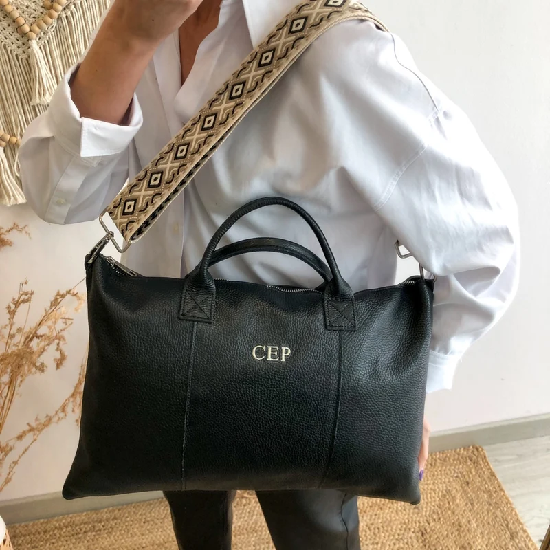Bolso para portatil piel negro iniciales bordadas