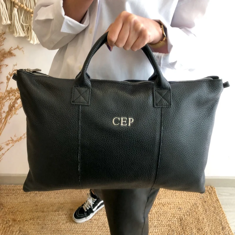 Bolso para portatil piel negro iniciales bordadas