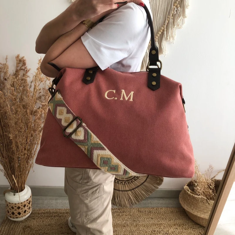 Bolso combinado loneta y piel coral iniciales bordadas con correa étnica