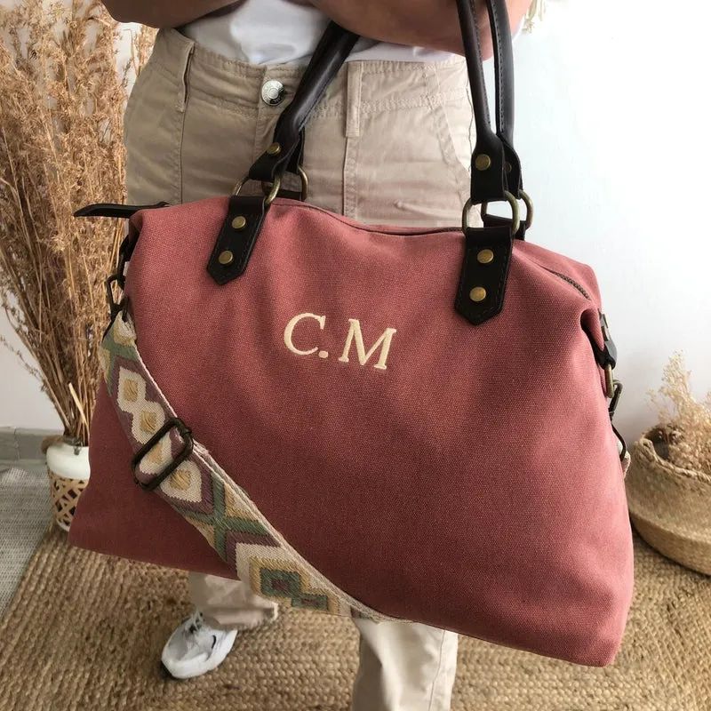 Bolso combinado loneta y piel coral iniciales bordadas con correa étnica