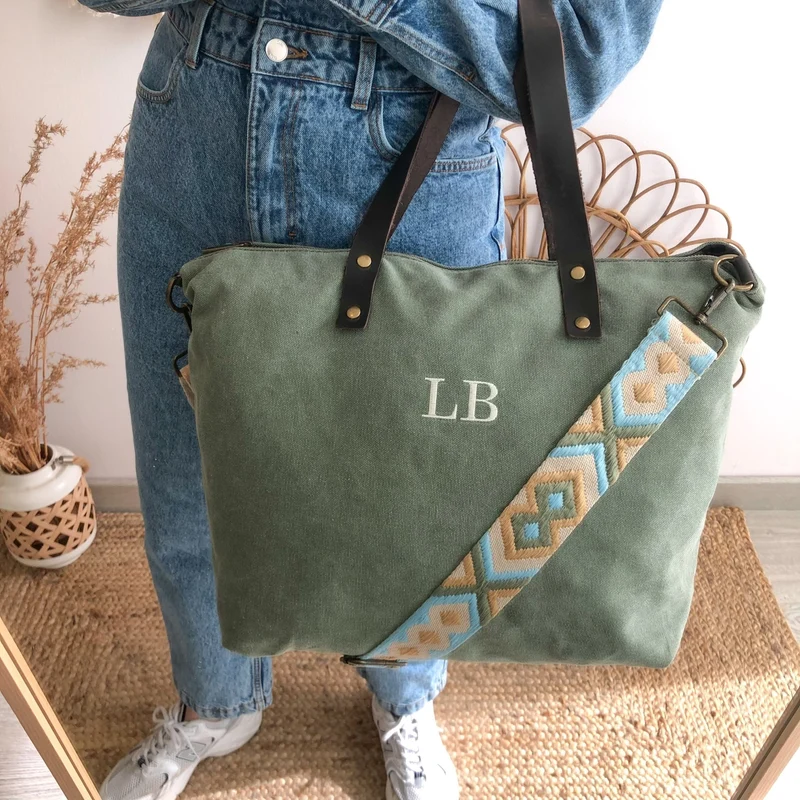 Bolso caqui loneta iniciales bordadas con correa étnica