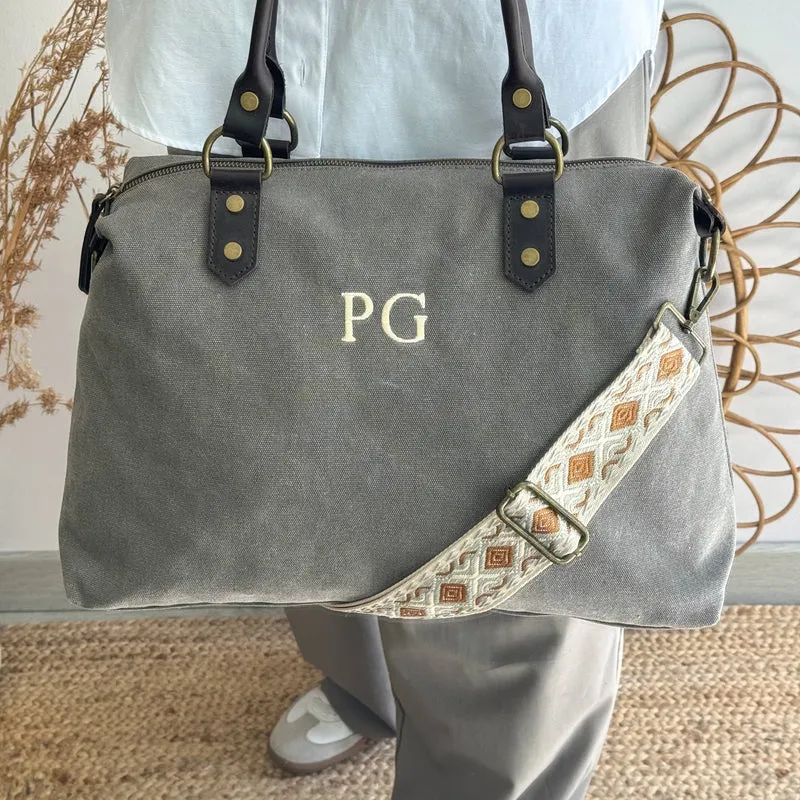 Bolso combinado loneta y piel gris iniciales bordadas con correa étnica