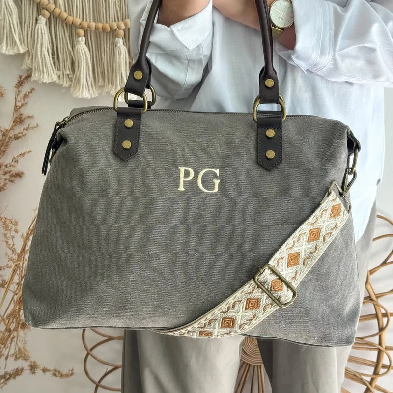 Bolso combinado loneta y piel gris iniciales bordadas con correa étnica
