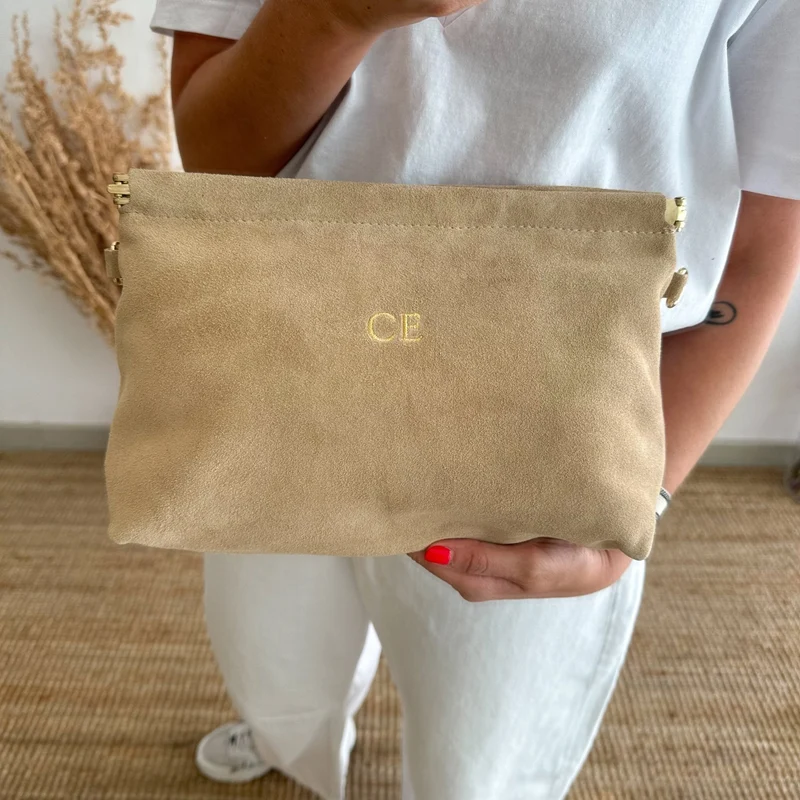 Bandolera serraje beige cierre boquilla iniciales bordadas