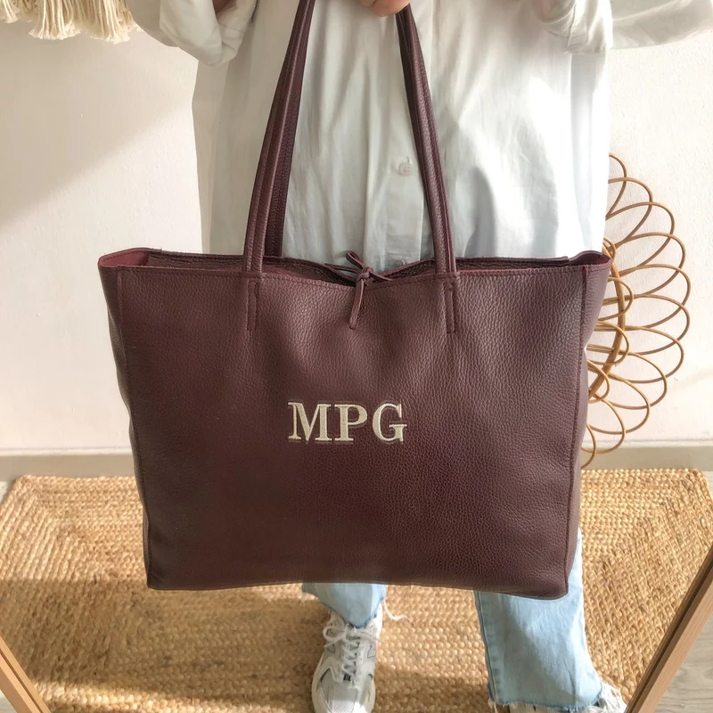 Shopper grande piel granate cremallera personalizado iniciales bordadas