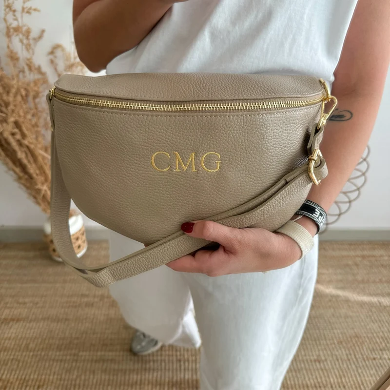 Riñonera/bandolera grande piel taupe/oro iniciales bordadas