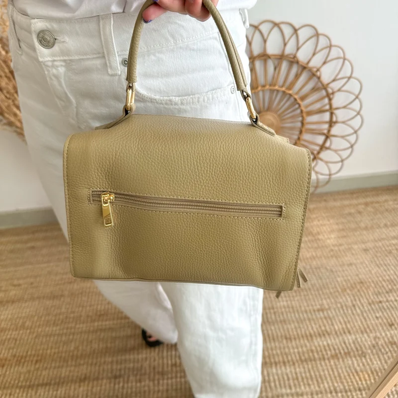 Bolso piel rec. bolsillos iniciales bordadas taupe