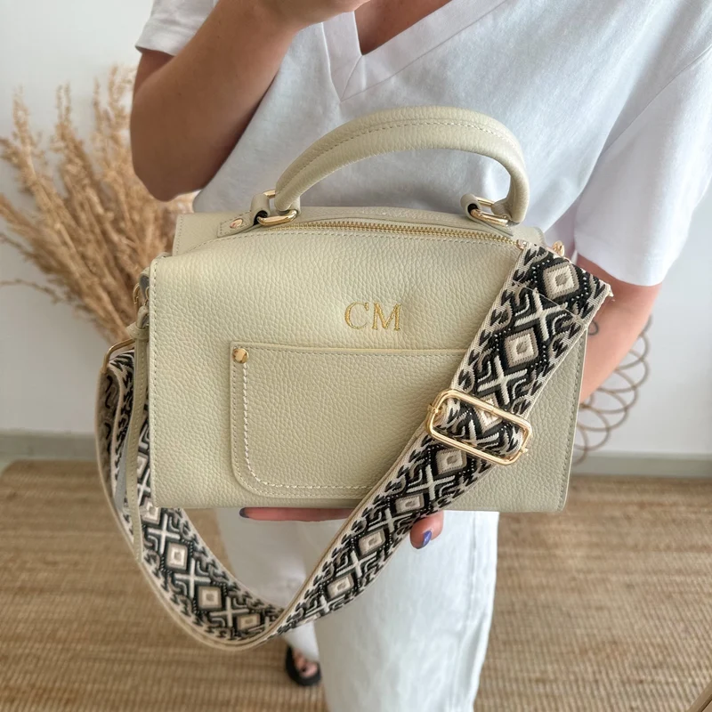 Bolso piel rec. bolsillos iniciales bordadas beige