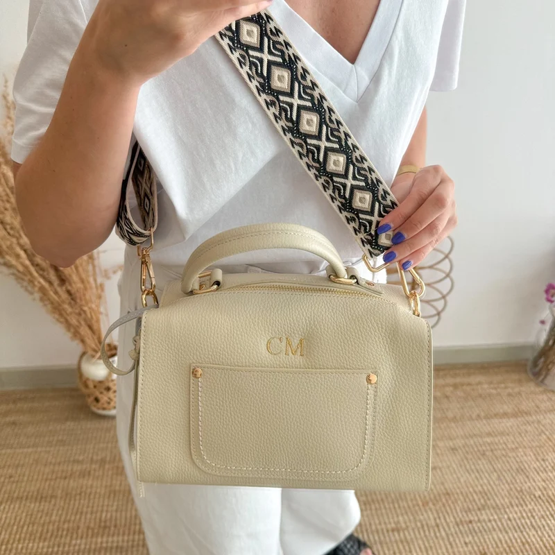 Bolso piel rec. bolsillos iniciales bordadas beige