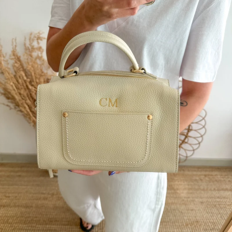 Bolso piel rec. bolsillos iniciales bordadas beige