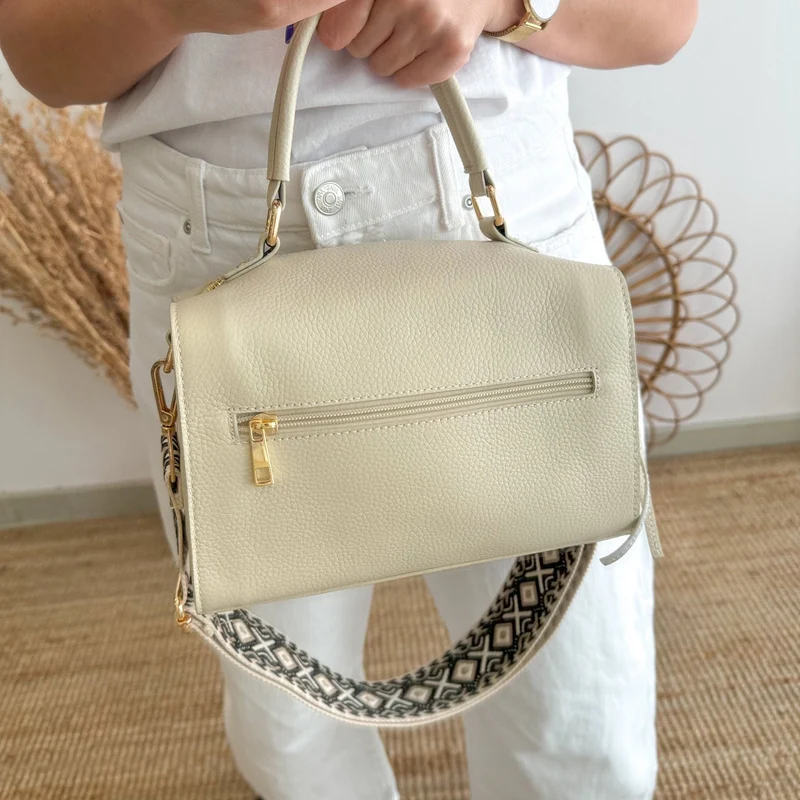 Bolso piel rec. bolsillos iniciales bordadas beige