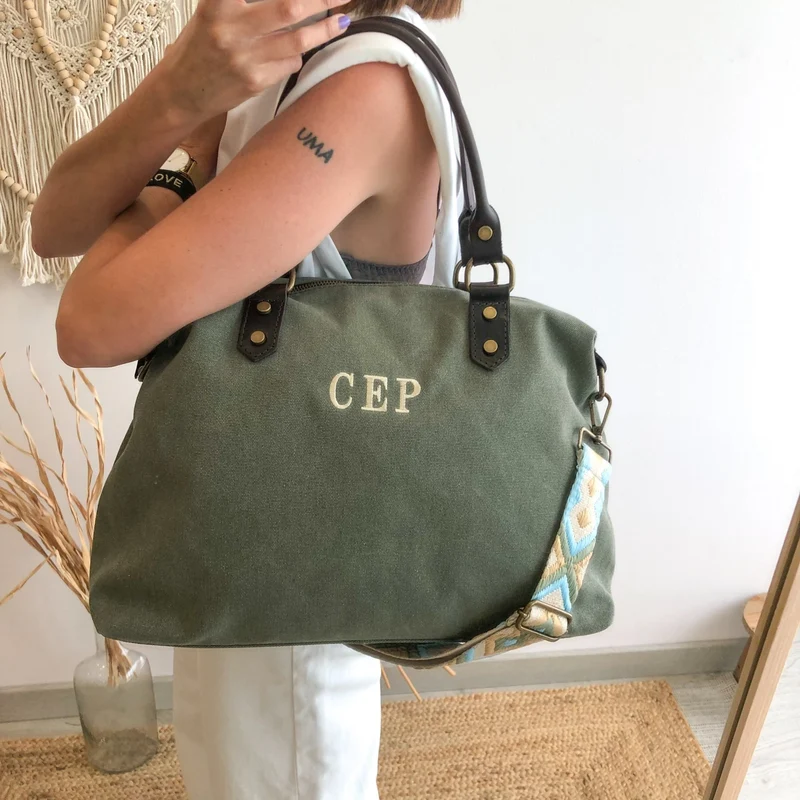 Bolso combinado loneta y piel caqui iniciales bordadas con correa étnica
