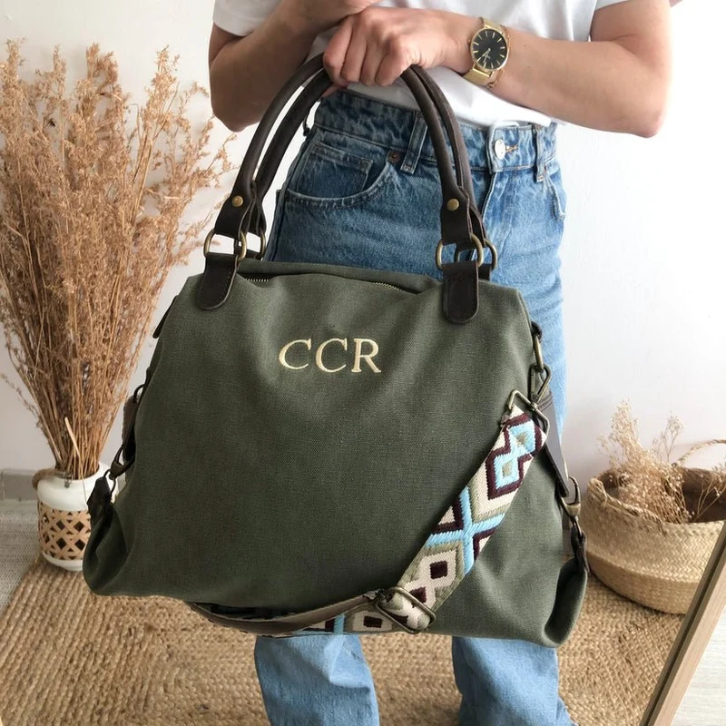 Bolso loneta y piel caqui iniciales bordadas con correa étnica