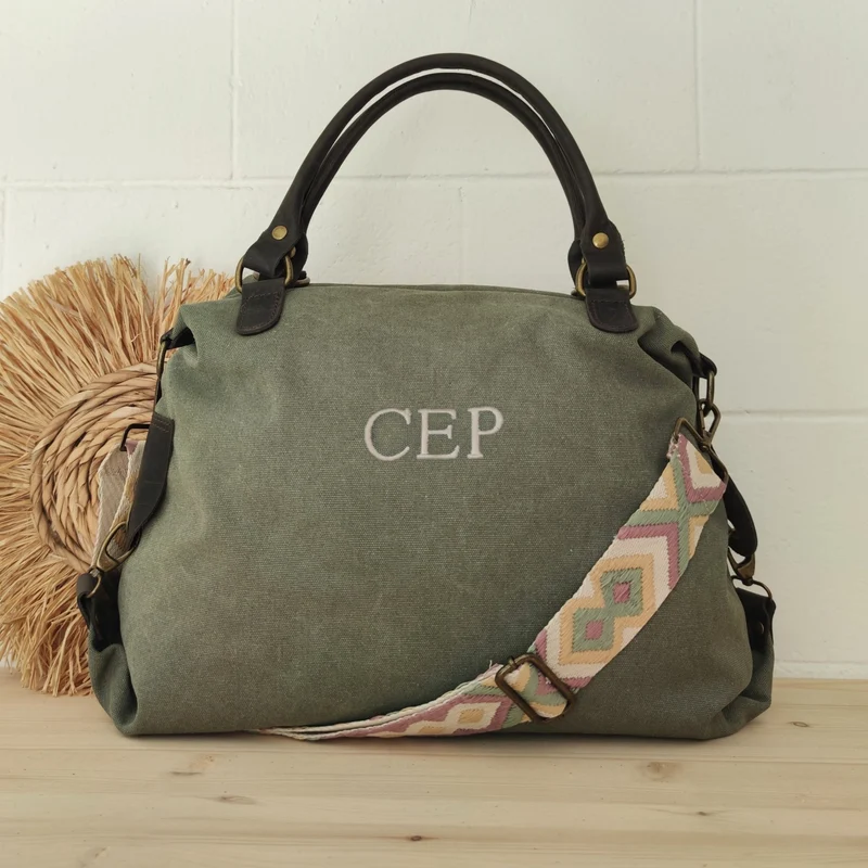 Bolso loneta y piel caqui iniciales bordadas con correa étnica