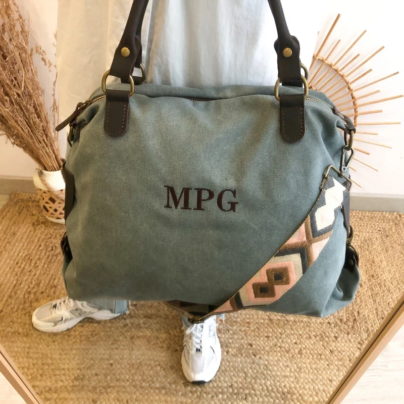 Bolso loneta y piel azul denim iniciales bordadas con correa étnica