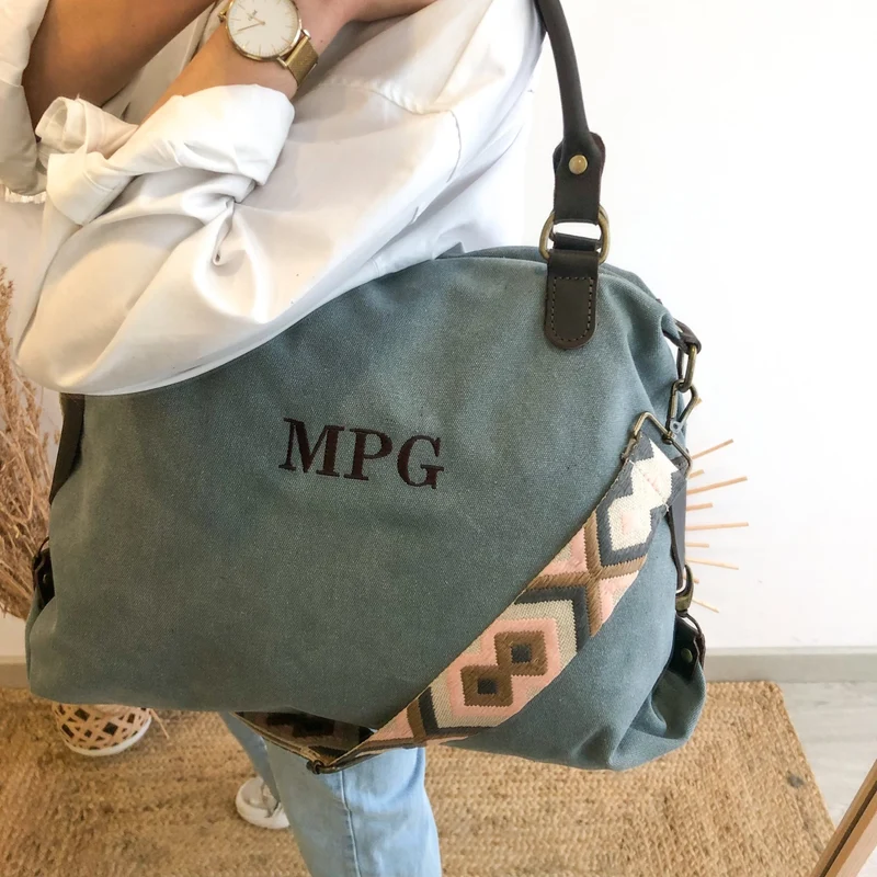 Bolso loneta y piel azul denim iniciales bordadas con correa étnica