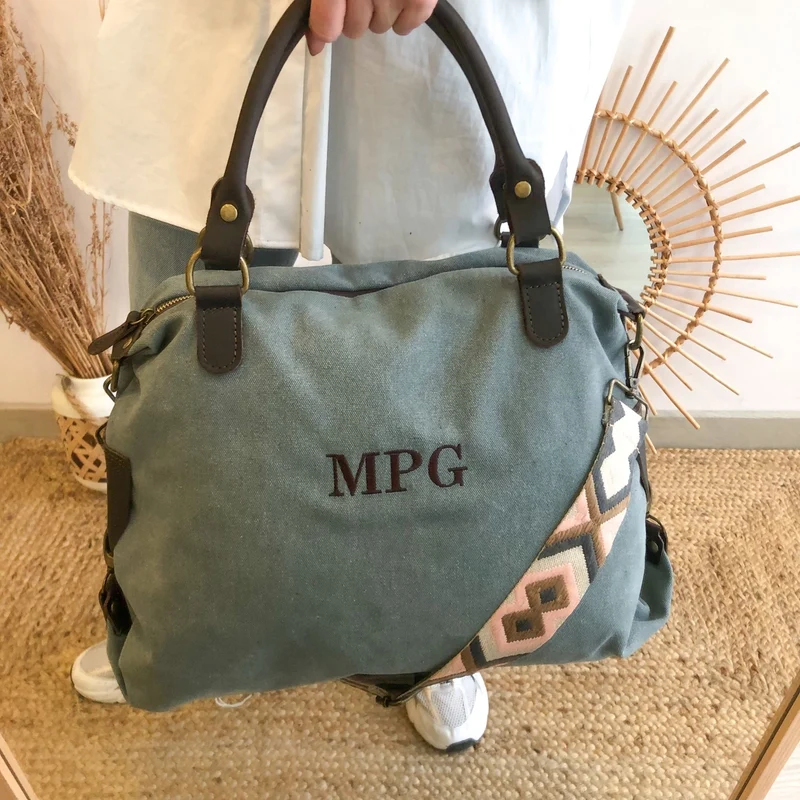 Bolso loneta y piel azul denim iniciales bordadas con correa étnica
