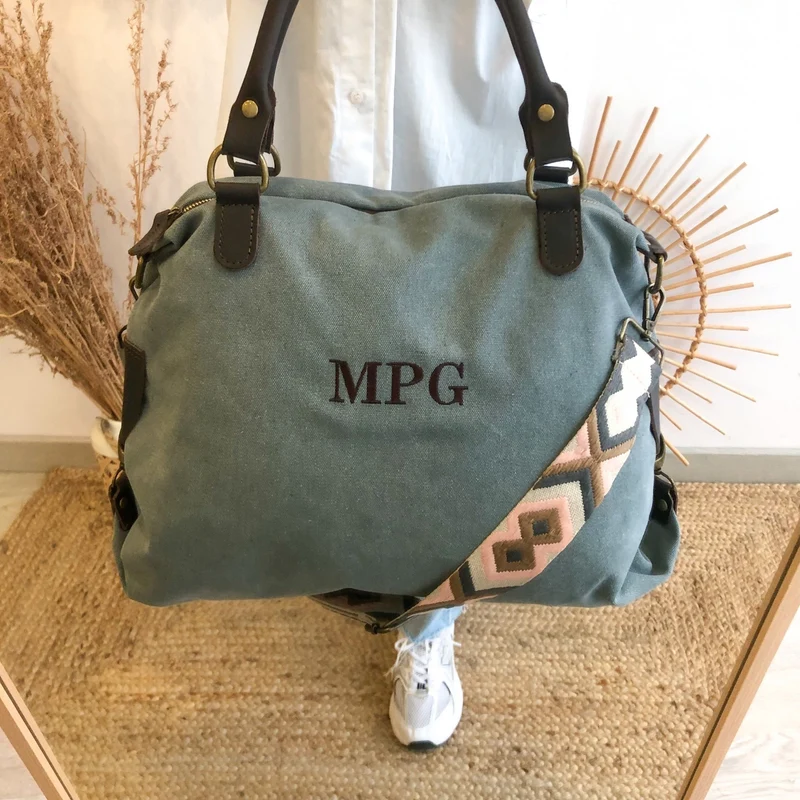 Bolso loneta y piel azul denim iniciales bordadas con correa étnica