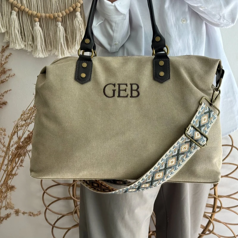 Bolso combinado loneta y piel taupe iniciales bordadas con correa étnica