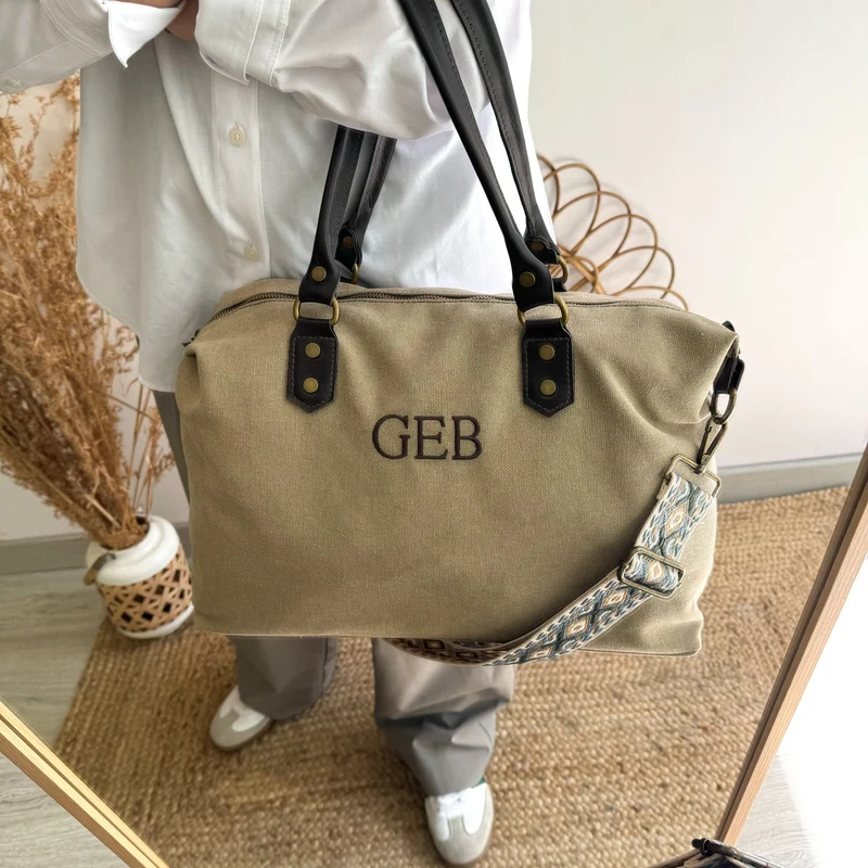 Bolso combinado loneta y piel taupe iniciales bordadas con correa étnica