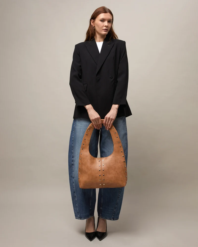 Estrangi bolso hobo grande con detalles metálicos