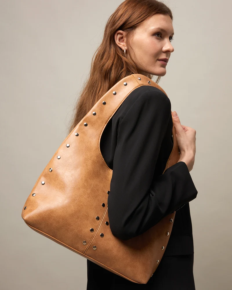 Estrangi bolso hobo grande con detalles metálicos