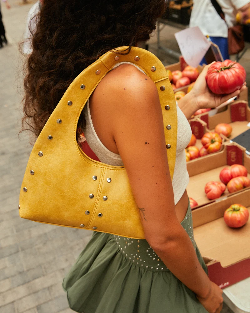 Estran bolso hobo pequeño con detalles metálicos