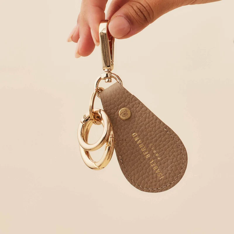 Isabel Bernard Honoré Filou Taupe Kalfsleren Airtag Sleutelhanger IB66000-078
