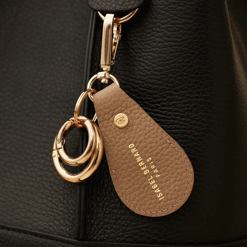 Isabel Bernard Honoré Filou Taupe Kalfsleren Airtag Sleutelhanger IB66000-078