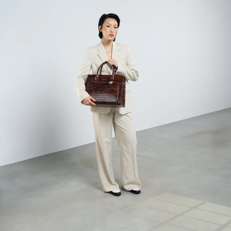 Isabel Bernard Honoré Nadine croco bruine kalfsleren handtas met 13 inch laptopvak IB25110-230-13