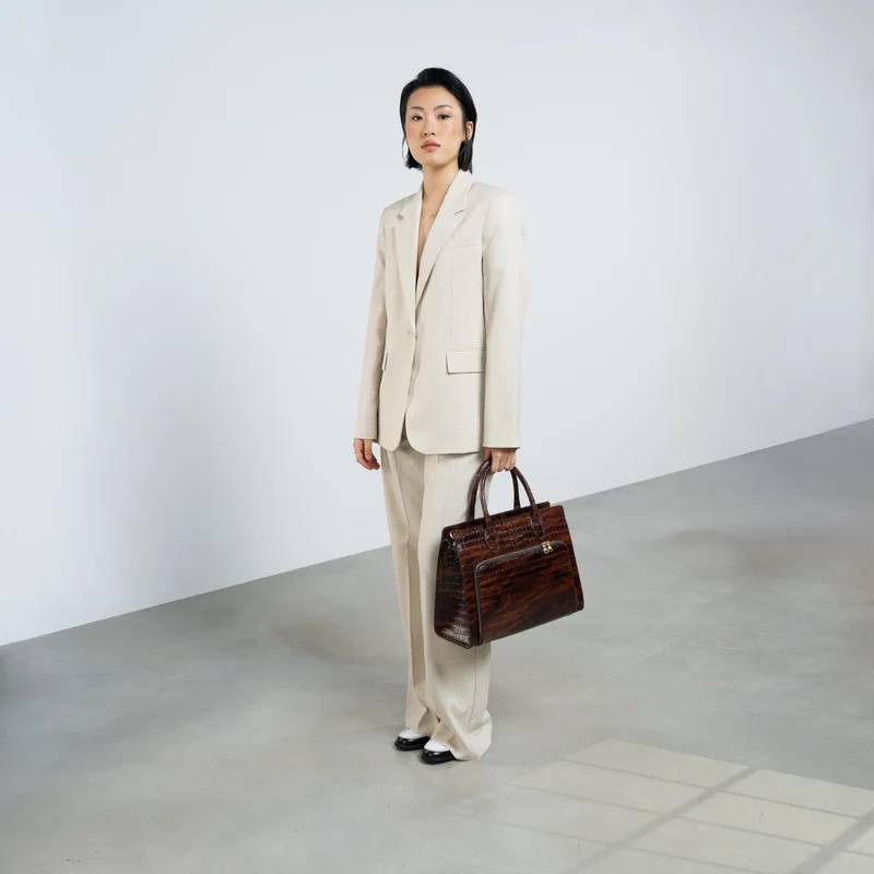 Isabel Bernard Honoré Nadine croco bruine kalfsleren handtas met 13 inch laptopvak IB25110-230-13