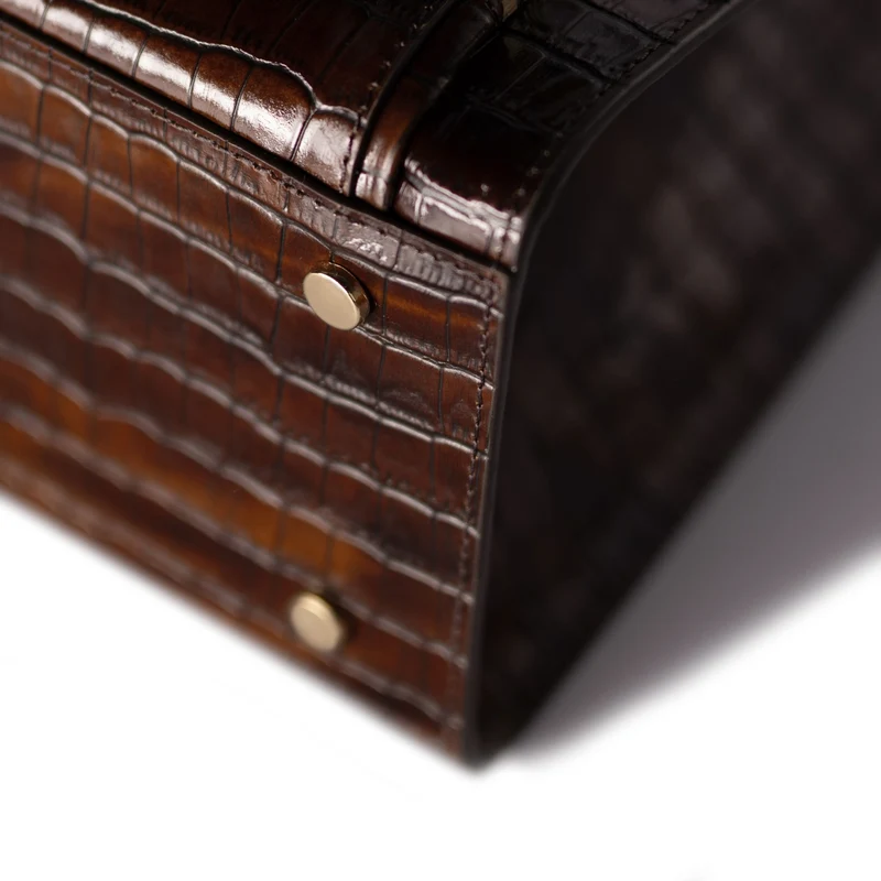 Isabel Bernard Honoré Nadine croco bruine kalfsleren handtas met 13 inch laptopvak IB25110-230-13