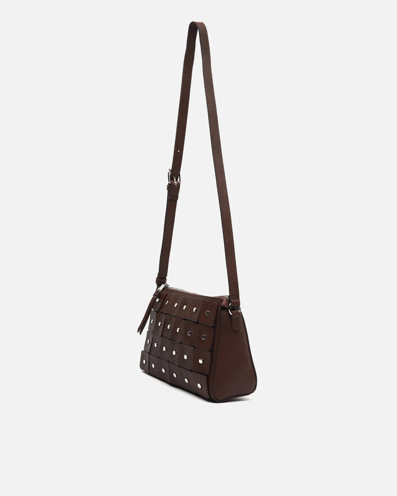 Escueri bolso bandolera con detalles metálicos
